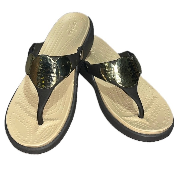 Crocs Sanrah Hammered Circle Wedge Flip Sandal Women's size W7 ESPRESSO/GOLD EUC - Picture 2 of 11